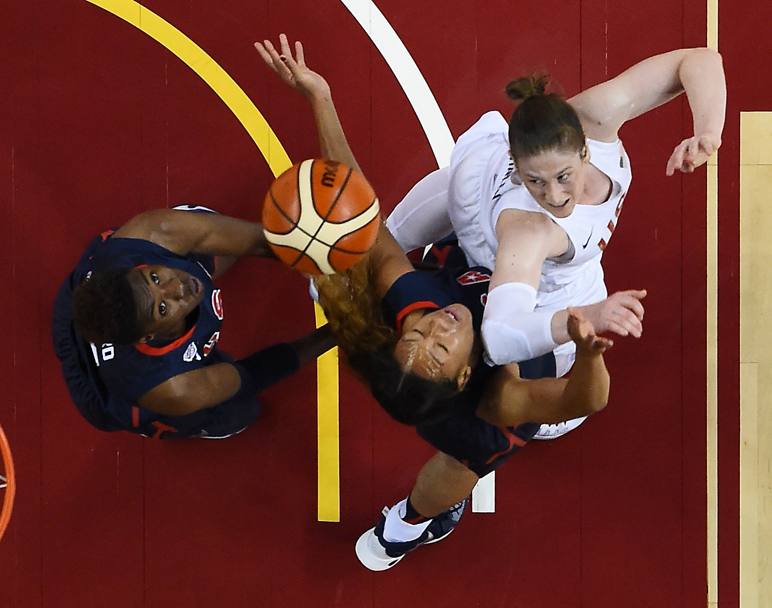 Los Angeles Basket Natasha Howard in azione (Afp)